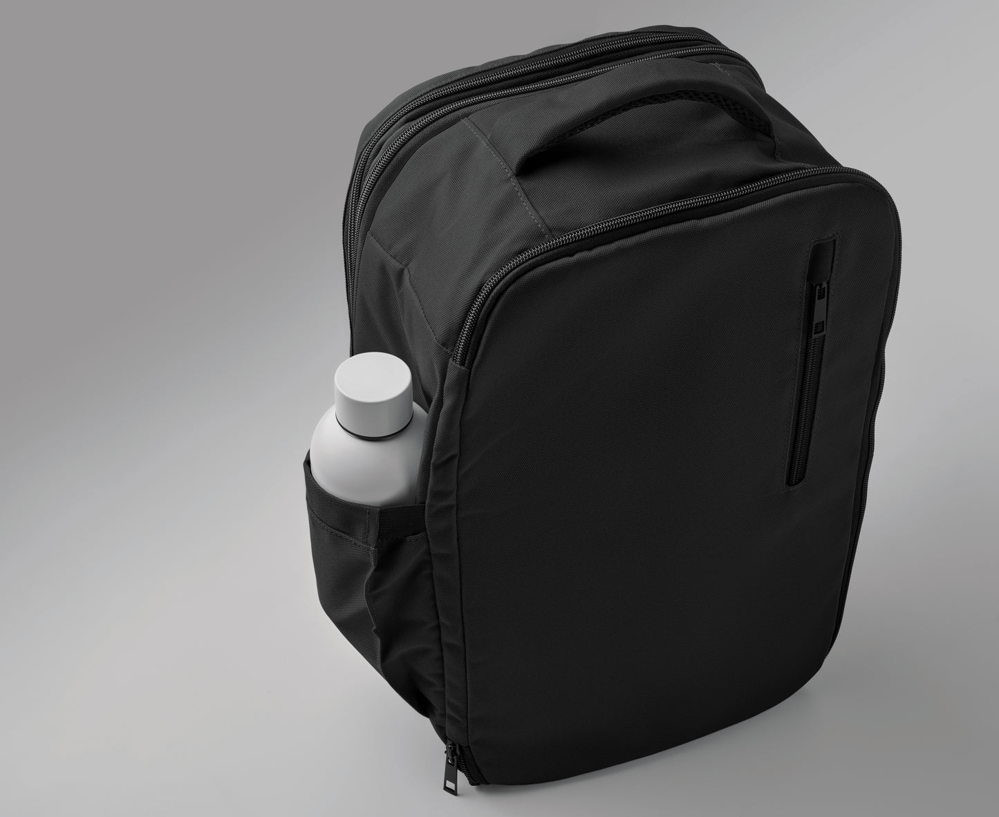Erweiterbarer Rucksack in Kabinengröße aus 600D RPET-Polyester. 180°-Öffnung. Hauptfach mit zwei Fächern