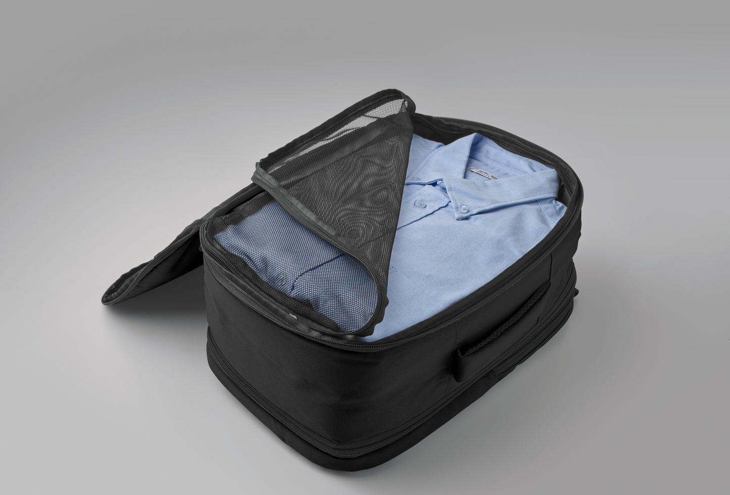 Erweiterbarer Rucksack in Kabinengröße aus 600D RPET-Polyester. 180°-Öffnung. Hauptfach mit zwei Fächern