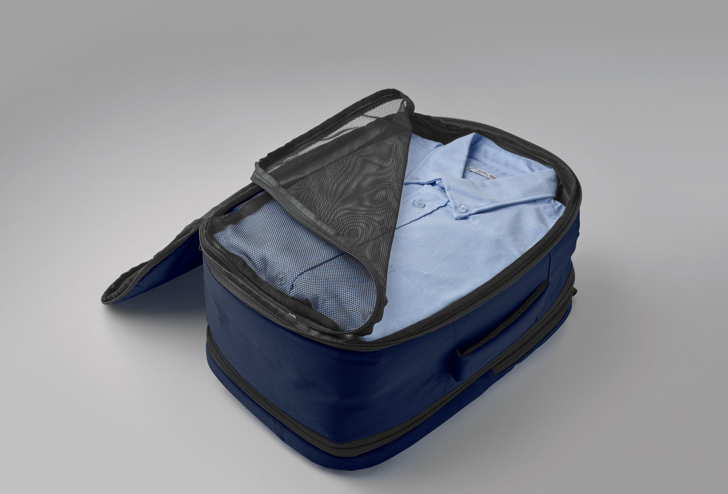 Erweiterbarer Rucksack in Kabinengröße aus 600D RPET-Polyester. 180°-Öffnung. Hauptfach mit zwei Fächern