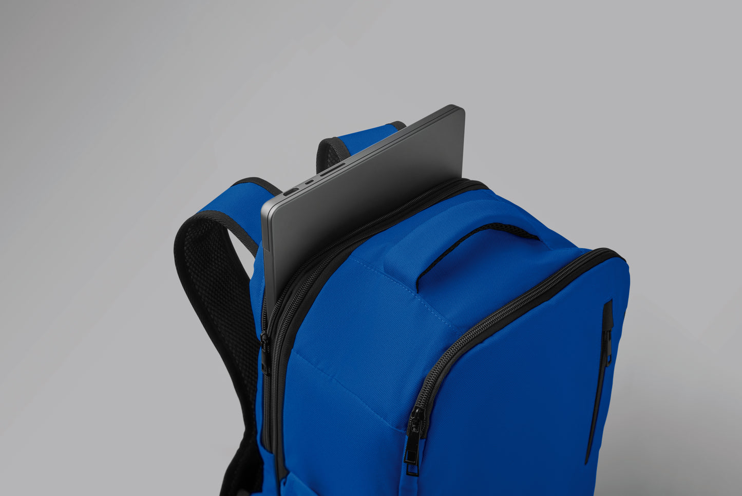 Erweiterbarer Rucksack in Kabinengröße aus 600D RPET-Polyester. 180°-Öffnung. Hauptfach mit zwei Fächern