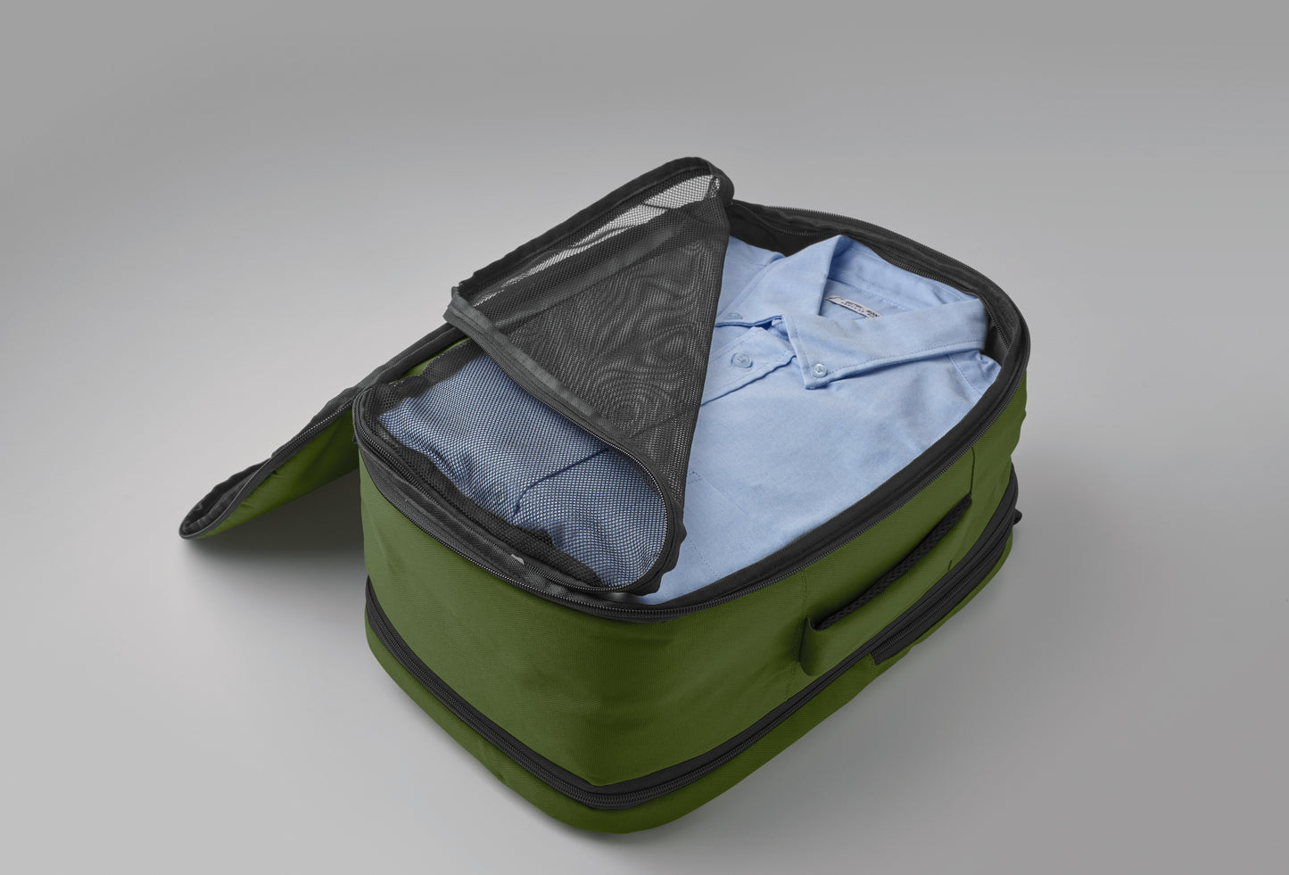Erweiterbarer Rucksack in Kabinengröße aus 600D RPET-Polyester. 180°-Öffnung. Hauptfach mit zwei Fächern