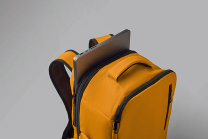 Erweiterbarer Rucksack in Kabinengröße aus 600D RPET-Polyester. 180°-Öffnung. Hauptfach mit zwei Fächern