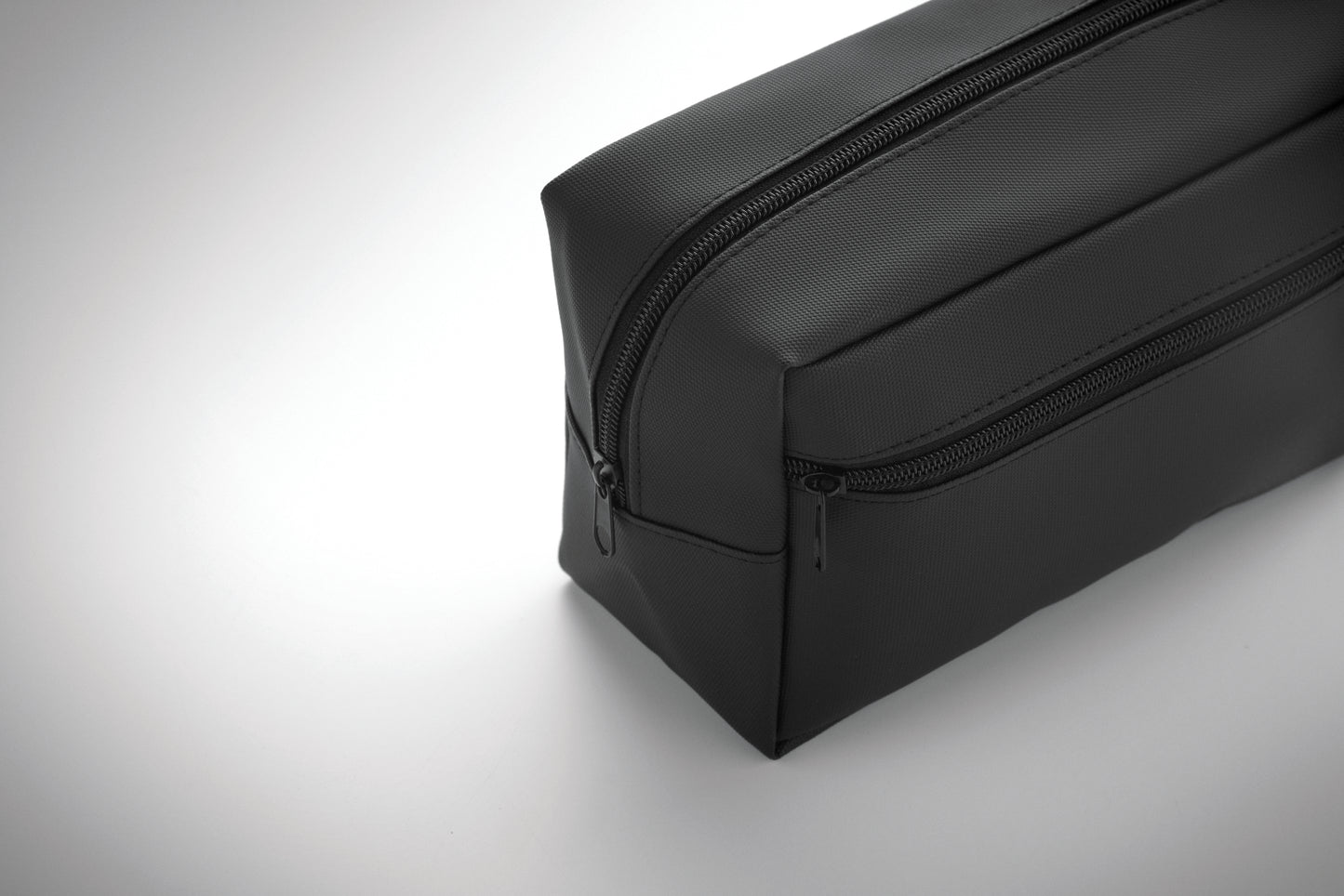 Kulturbeutel aus 600D RPET-Polyester mit Beschichtung aus PU und 210D RPET-Futter. Fronttasche