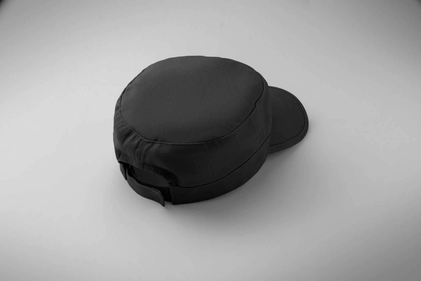 Military Cap aus 260g/m² gebürsteter Baumwolle mit Polyester-Schweißband und verstellbarem Klettverschluss.