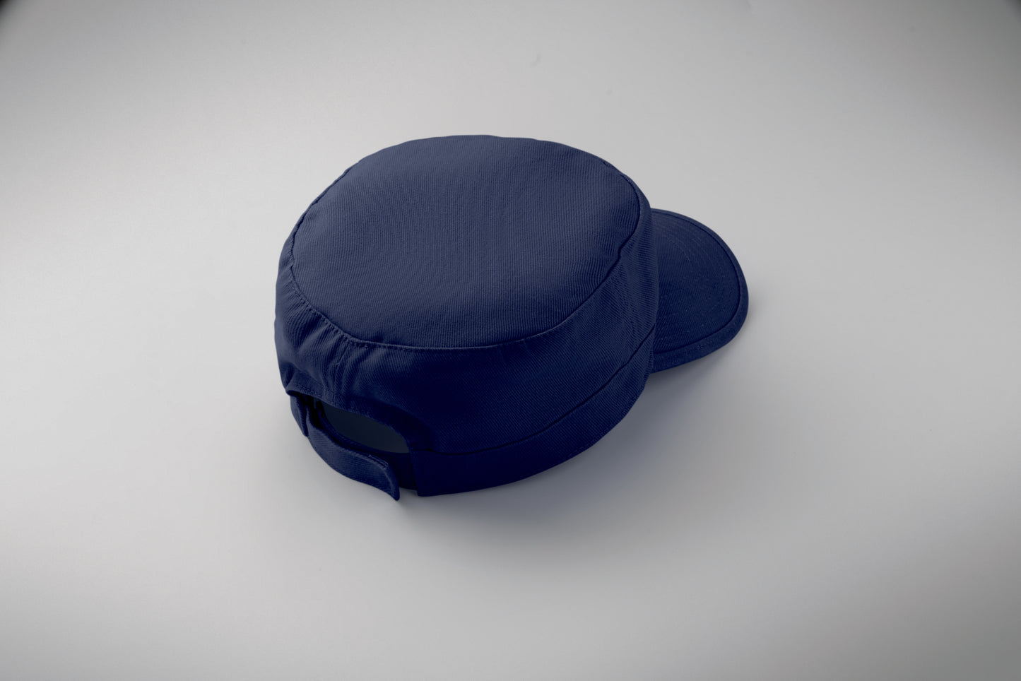 Military Cap aus 260g/m² gebürsteter Baumwolle mit Polyester-Schweißband und verstellbarem Klettverschluss.