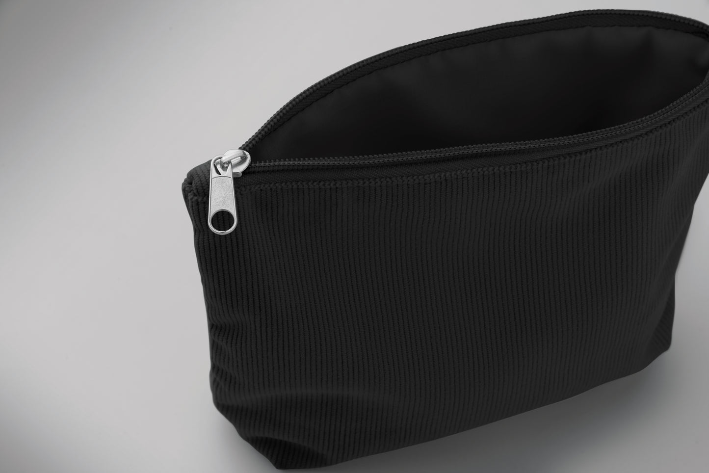 Kosmetiktasche aus Kord-Polyester mit Polyesterfutter. 220 g/m².