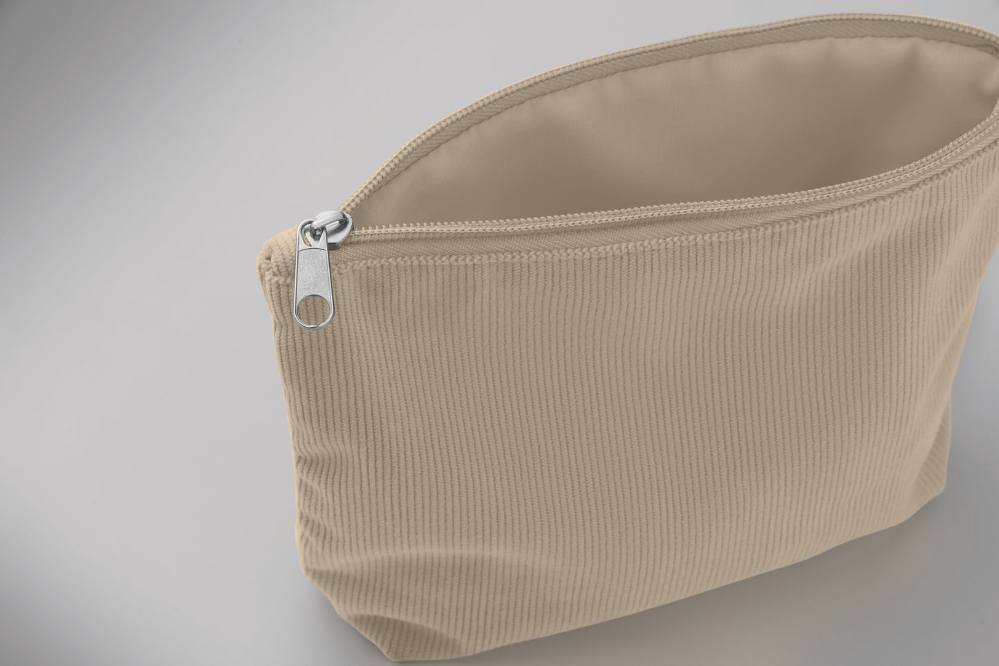 Kosmetiktasche aus Kord-Polyester mit Polyesterfutter. 220 g/m².