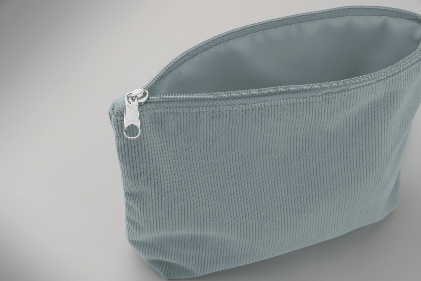 Kosmetiktasche aus Kord-Polyester mit Polyesterfutter. 220 g/m².