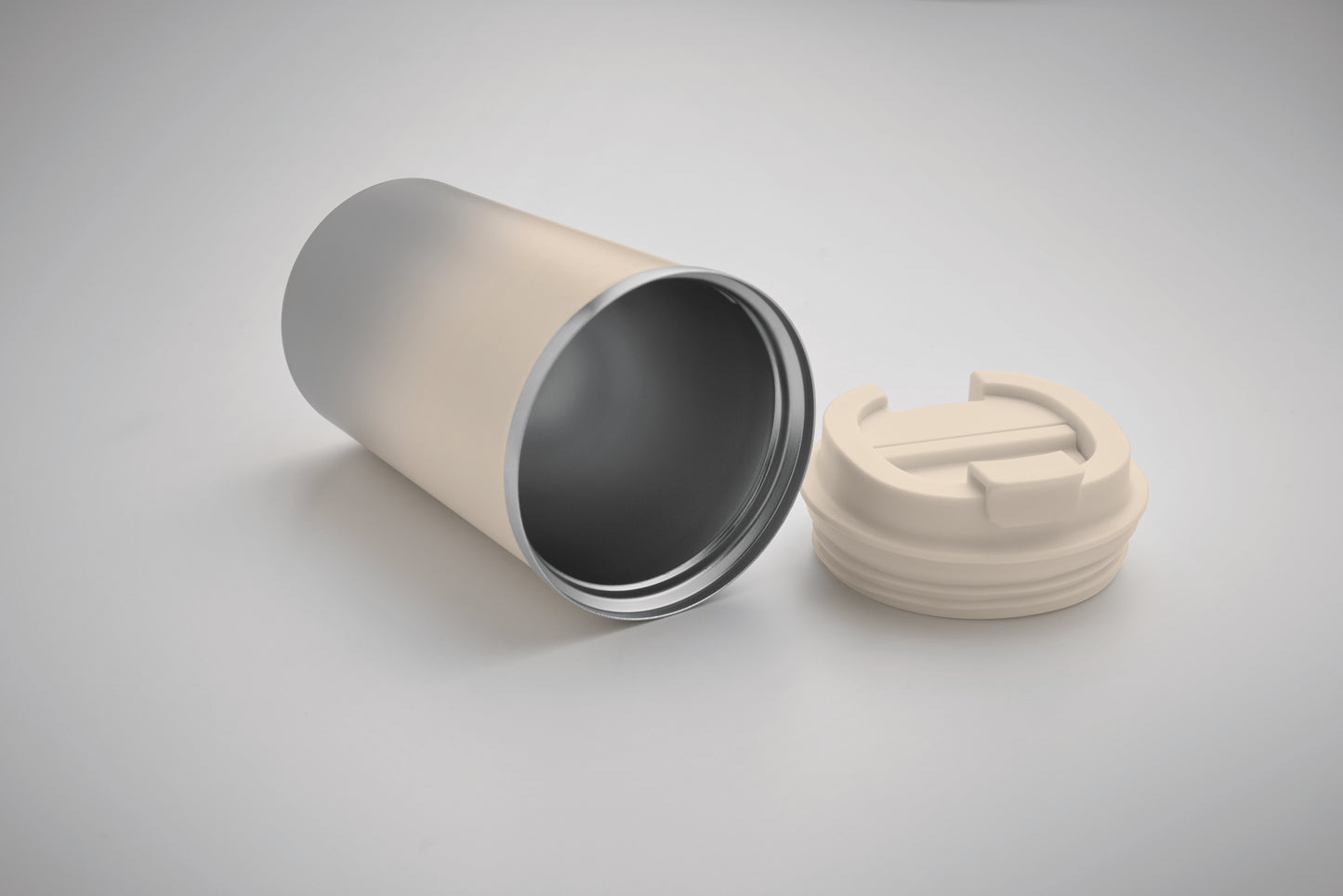 Doppelwandiger Trinkbecher aus recyceltem Edelstahl (90 % recycelter Edelstahl und 10 %