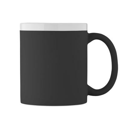Kaffeebecher aus Keramik mit matter Oberfläche. Weiße Innenseite/Rand. Füllmenge: 300 ml. Verpackt