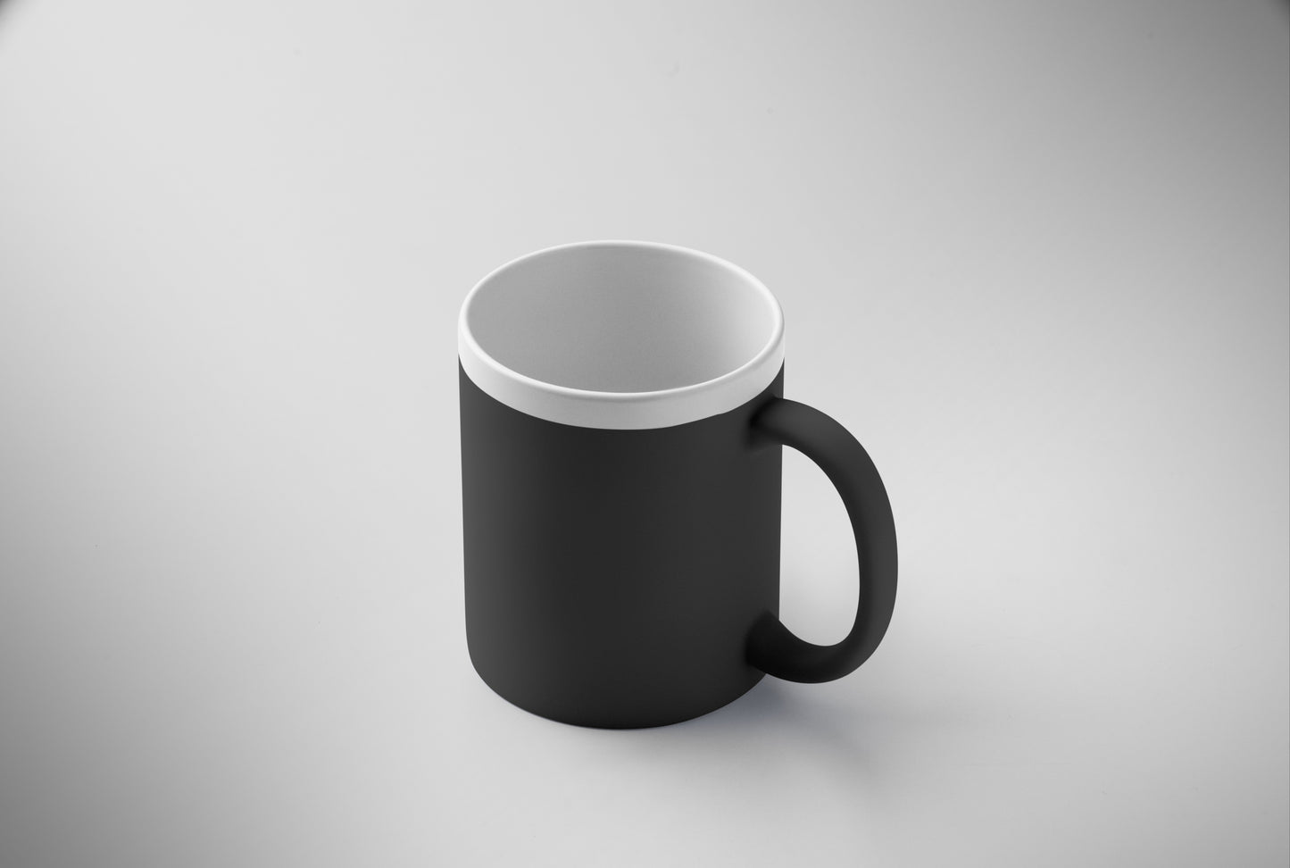 Kaffeebecher aus Keramik mit matter Oberfläche. Weiße Innenseite/Rand. Füllmenge: 300 ml. Verpackt