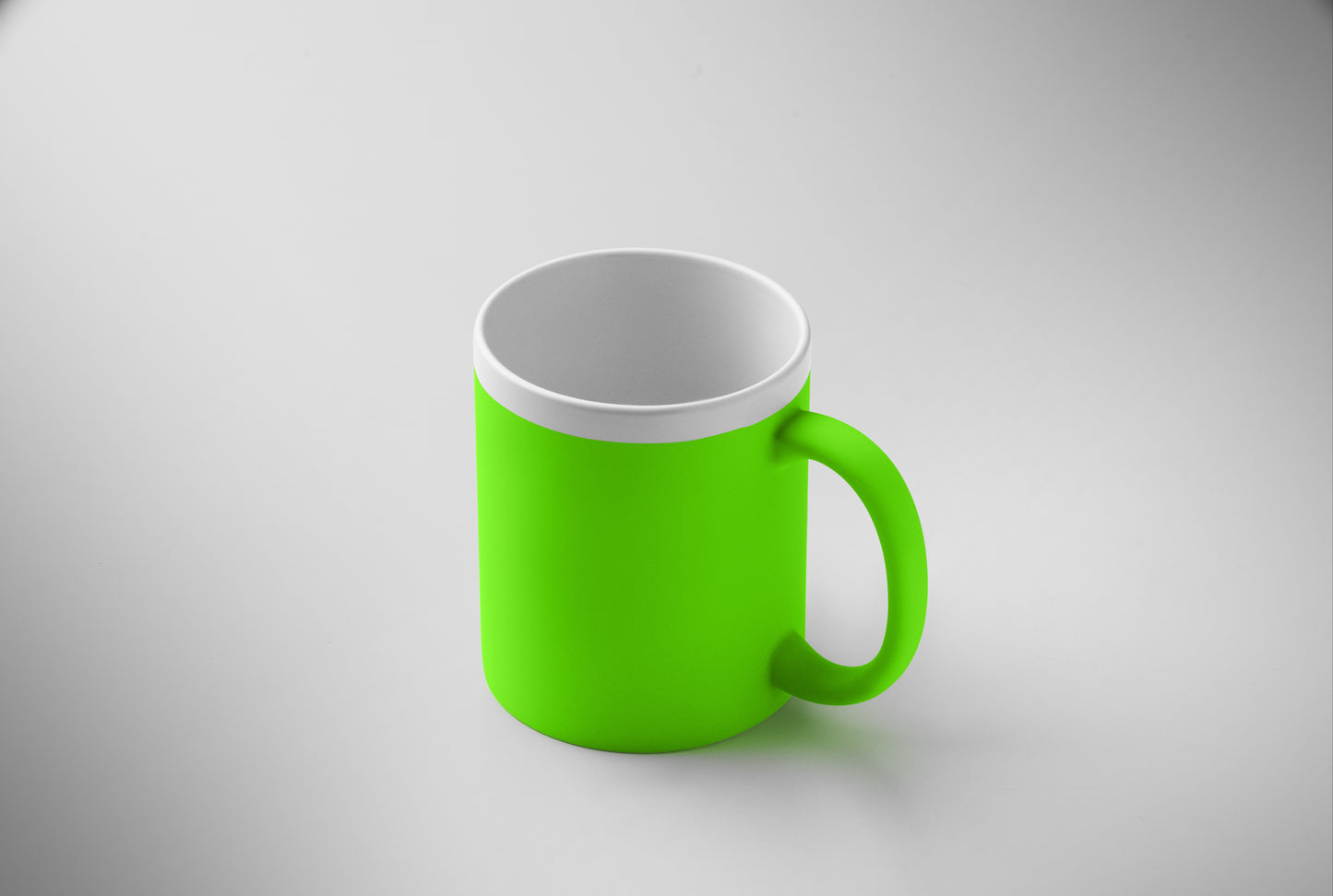Kaffeebecher aus Keramik mit matter Oberfläche. Weiße Innenseite/Rand. Füllmenge: 300 ml. Verpackt