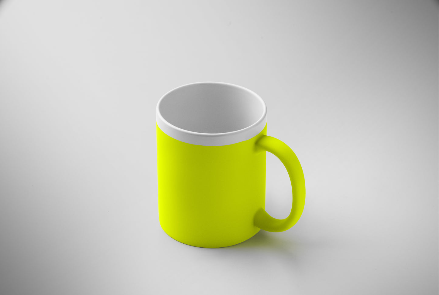 Kaffeebecher aus Keramik mit matter Oberfläche. Weiße Innenseite/Rand. Füllmenge: 300 ml. Verpackt