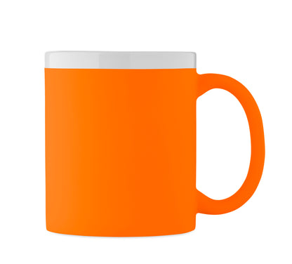Kaffeebecher aus Keramik mit matter Oberfläche. Weiße Innenseite/Rand. Füllmenge: 300 ml. Verpackt