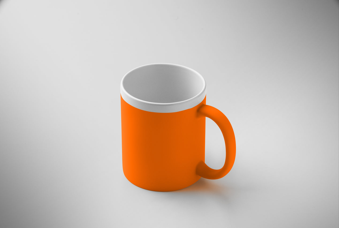 Kaffeebecher aus Keramik mit matter Oberfläche. Weiße Innenseite/Rand. Füllmenge: 300 ml. Verpackt