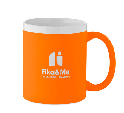 Kaffeebecher aus Keramik mit matter Oberfläche. Weiße Innenseite/Rand. Füllmenge: 300 ml. Verpackt