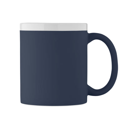 Kaffeebecher aus Keramik mit matter Oberfläche. Weiße Innenseite/Rand. Füllmenge: 300 ml. Verpackt