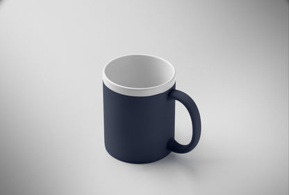 Kaffeebecher aus Keramik mit matter Oberfläche. Weiße Innenseite/Rand. Füllmenge: 300 ml. Verpackt