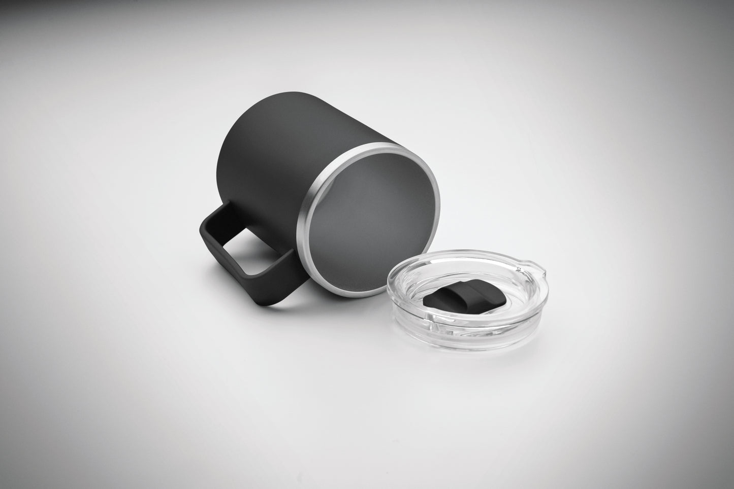 Doppelwandiger Becher. Innenseite aus 90 % recyceltem Edelstahl und 10 % Edelstahl