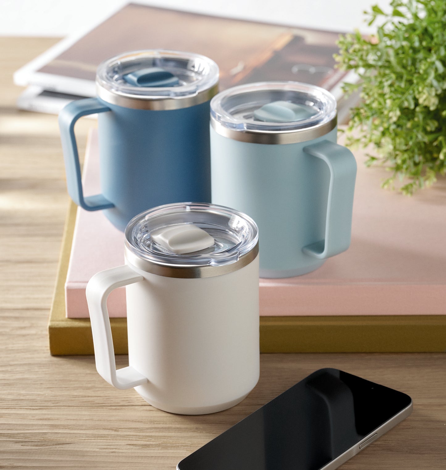 Doppelwandiger Becher. Innenseite aus 90 % recyceltem Edelstahl und 10 % Edelstahl
