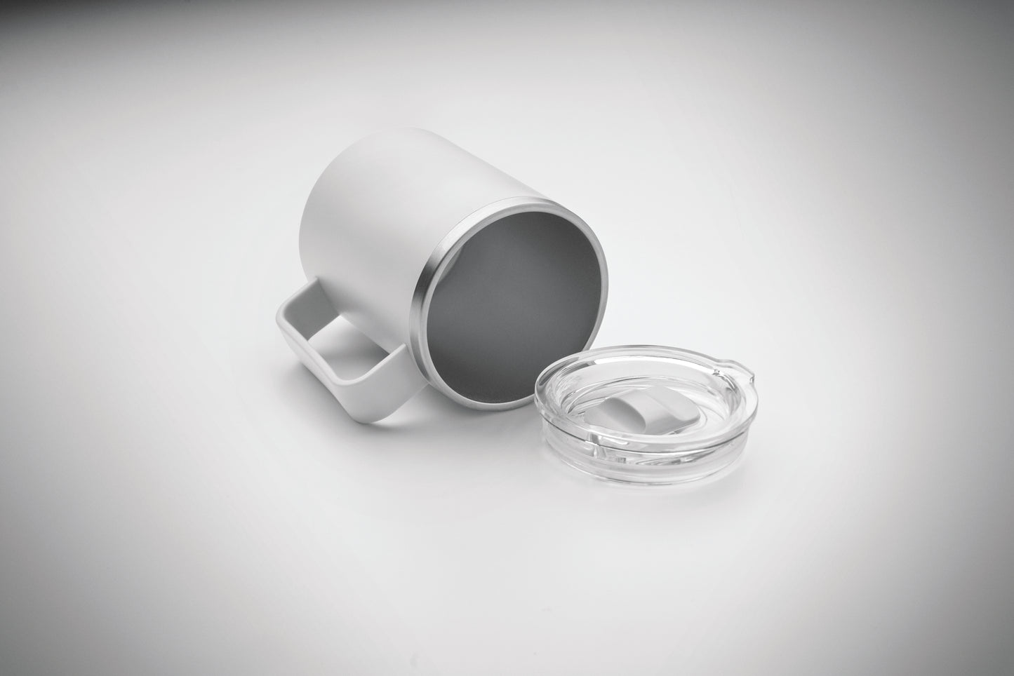 Doppelwandiger Becher. Innenseite aus 90 % recyceltem Edelstahl und 10 % Edelstahl