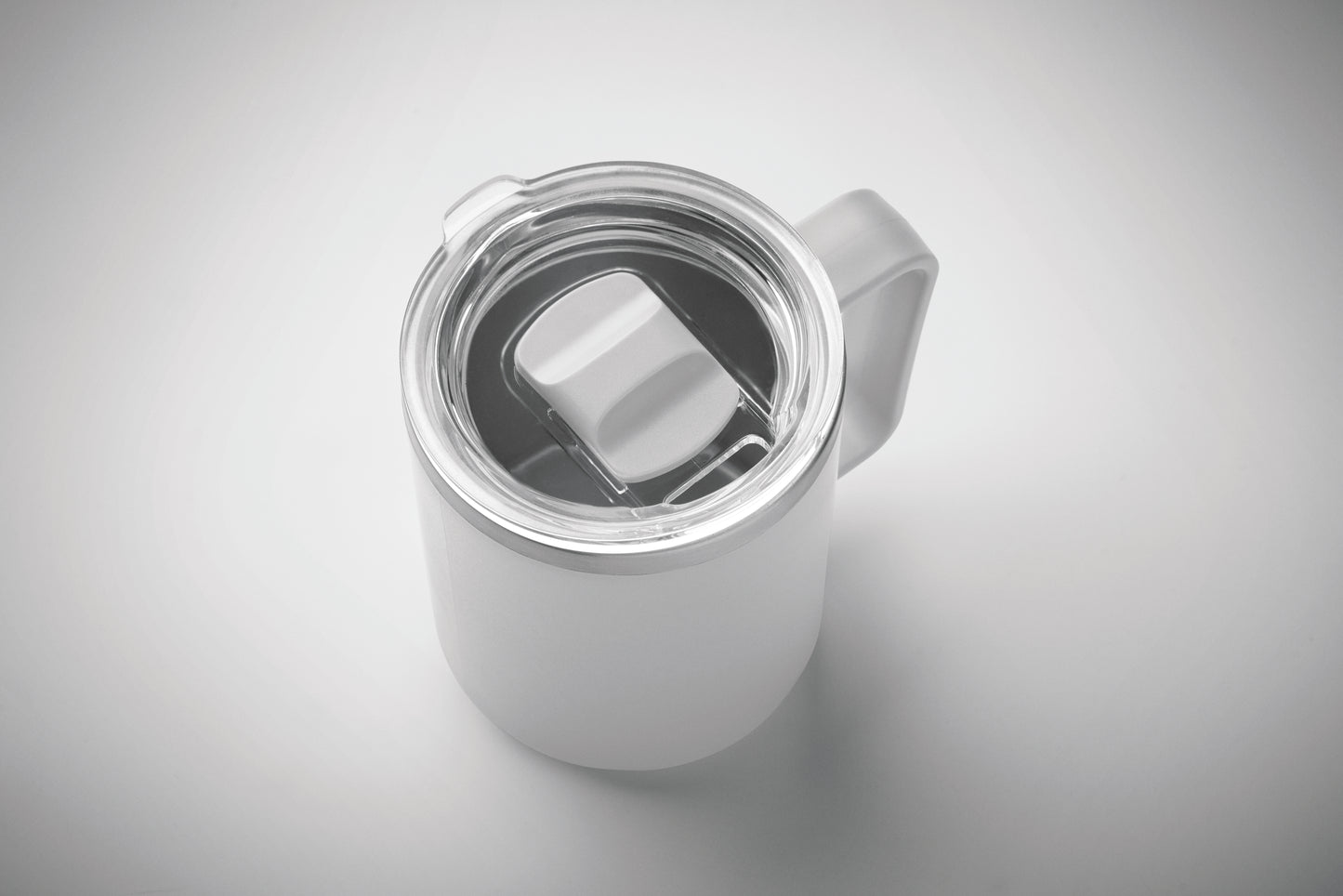 Doppelwandiger Becher. Innenseite aus 90 % recyceltem Edelstahl und 10 % Edelstahl