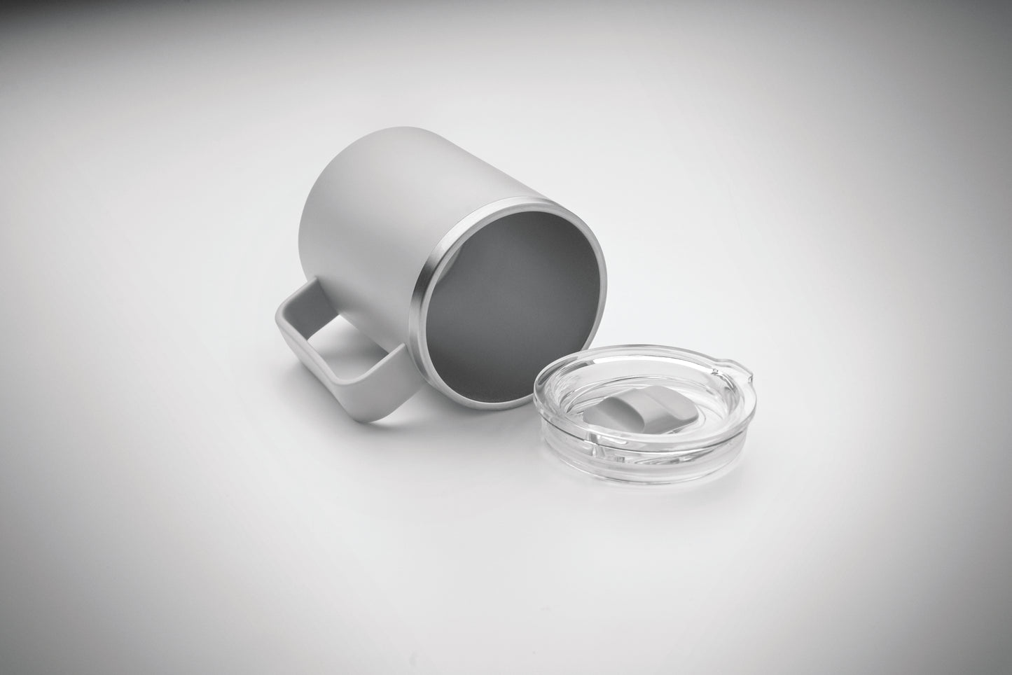Doppelwandiger Becher. Innenseite aus 90 % recyceltem Edelstahl und 10 % Edelstahl