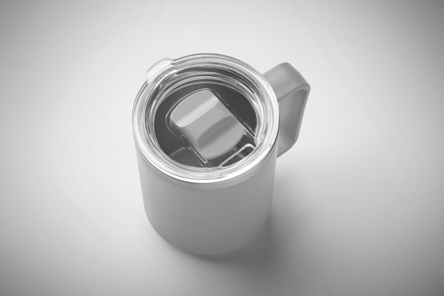 Doppelwandiger Becher. Innenseite aus 90 % recyceltem Edelstahl und 10 % Edelstahl