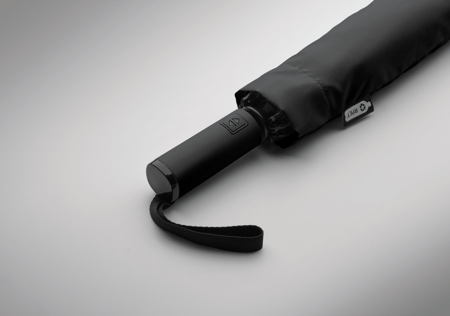 23'' Windproof Regenschirm aus 190T RPET Pongee. 3-fach faltbar. Schwarz beschichtetes Gestell