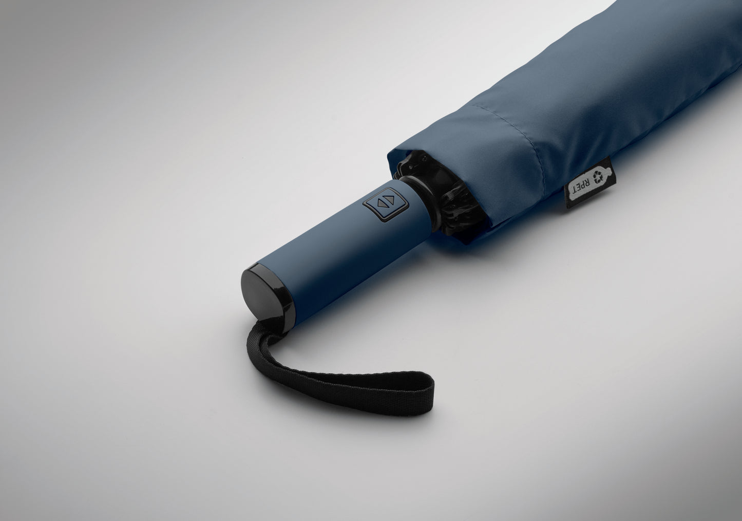 23'' Windproof Regenschirm aus 190T RPET Pongee. 3-fach faltbar. Schwarz beschichtetes Gestell