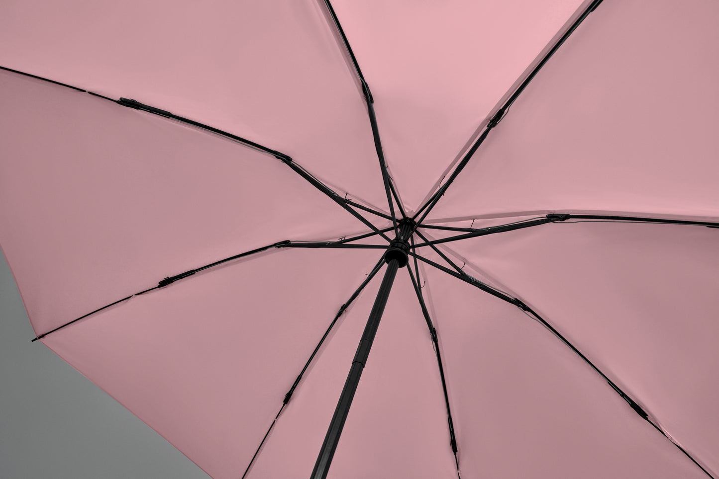 23'' Windproof Regenschirm aus 190T RPET Pongee. 3-fach faltbar. Schwarz beschichtetes Gestell