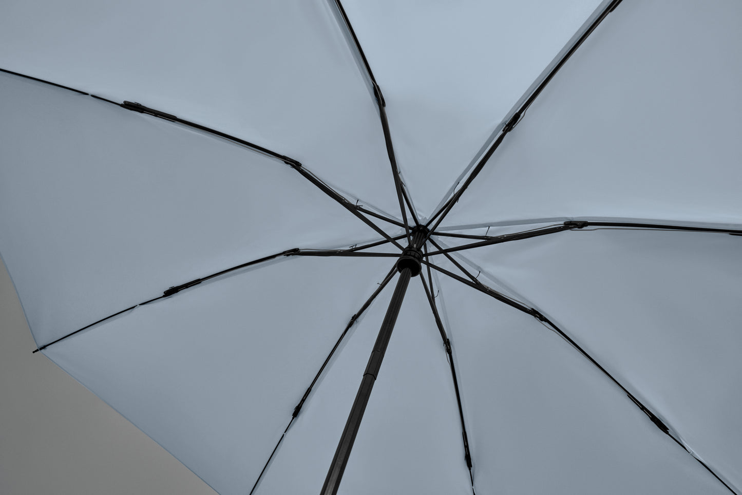 23'' Windproof Regenschirm aus 190T RPET Pongee. 3-fach faltbar. Schwarz beschichtetes Gestell