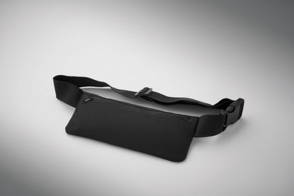 Gürteltasche aus 600D RPET Polyester mit PU-Beschichtung. Hauptfach und Fronttasche mit Reißverschluss.