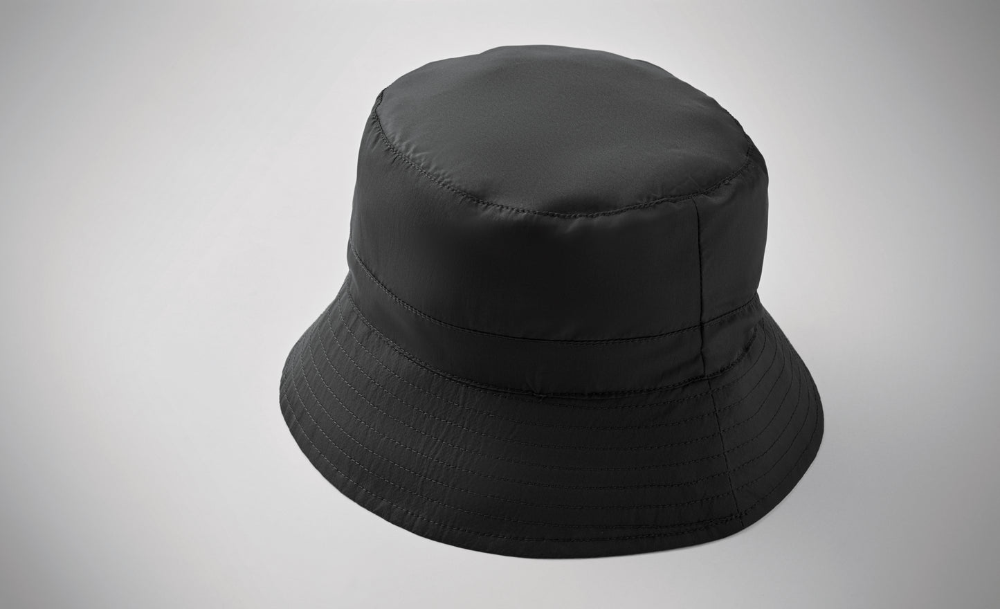 Wasserabweisender Fisherman-Hat inkl. Beutel aus gleichem Material und ABS-Karabiner. Polyester 64 g/m².