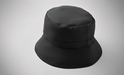 Wasserabweisender Fisherman-Hat inkl. Beutel aus gleichem Material und ABS-Karabiner. Polyester 64 g/m².