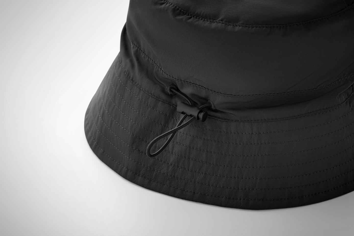 Wasserabweisender Fisherman-Hat inkl. Beutel aus gleichem Material und ABS-Karabiner. Polyester 64 g/m².