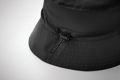 Wasserabweisender Fisherman-Hat inkl. Beutel aus gleichem Material und ABS-Karabiner. Polyester 64 g/m².