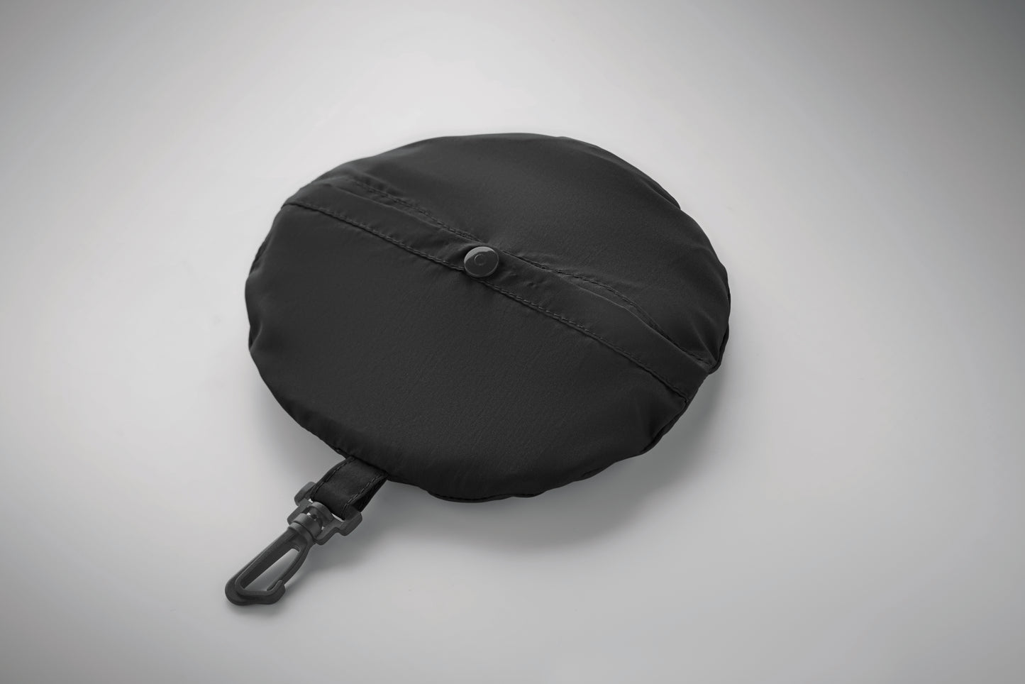 Wasserabweisender Fisherman-Hat inkl. Beutel aus gleichem Material und ABS-Karabiner. Polyester 64 g/m².