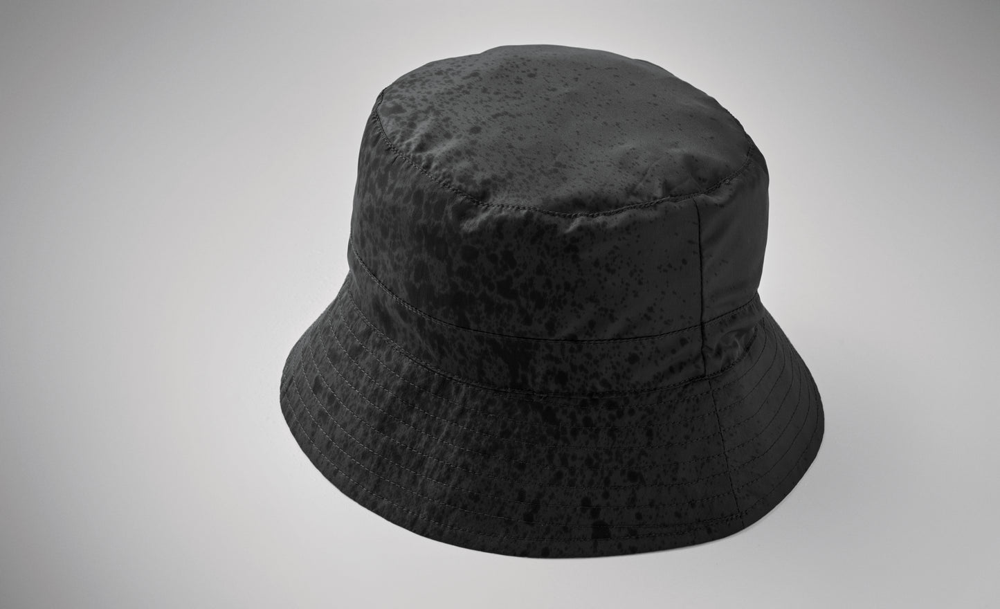 Wasserabweisender Fisherman-Hat inkl. Beutel aus gleichem Material und ABS-Karabiner. Polyester 64 g/m².