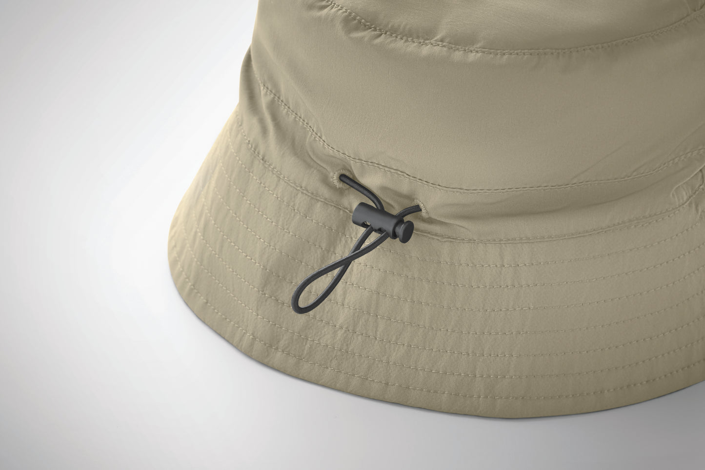 Wasserabweisender Fisherman-Hat inkl. Beutel aus gleichem Material und ABS-Karabiner. Polyester 64 g/m².