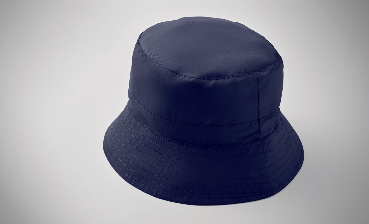Wasserabweisender Fisherman-Hat inkl. Beutel aus gleichem Material und ABS-Karabiner. Polyester 64 g/m².