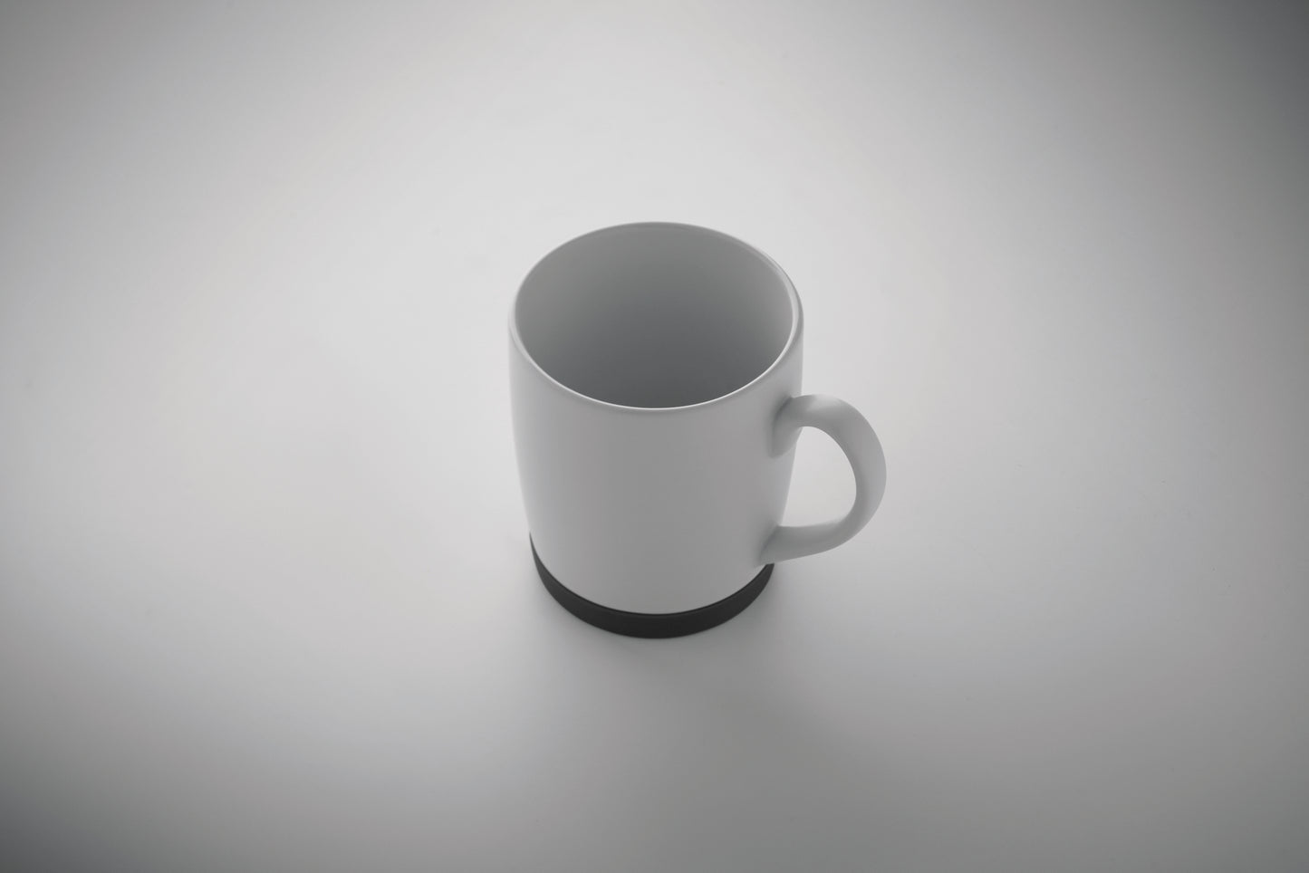 Kaffeebecher aus matter Keramik. Der Boden ist mit rutschhemmendem Silikon abgesetzt. Füllmenge: