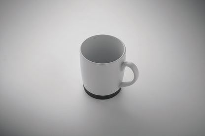Kaffeebecher aus matter Keramik. Der Boden ist mit rutschhemmendem Silikon abgesetzt. Füllmenge: