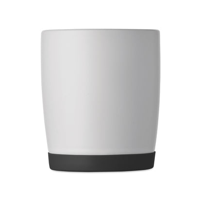 Kaffeebecher aus matter Keramik. Der Boden ist mit rutschhemmendem Silikon abgesetzt. Füllmenge: