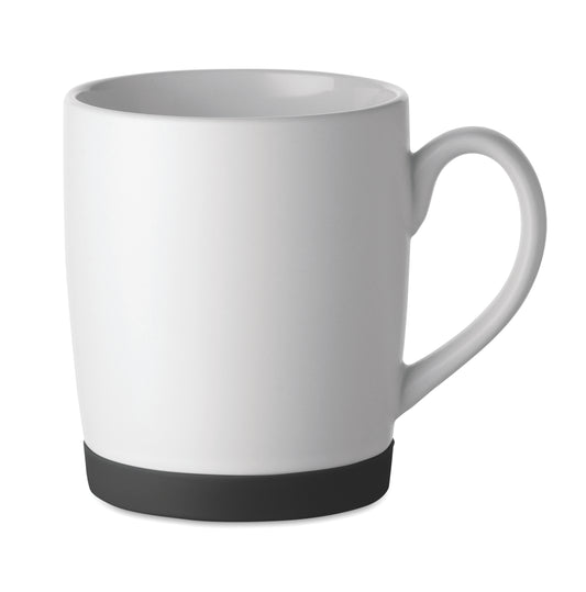 Kaffeebecher aus matter Keramik. Der Boden ist mit rutschhemmendem Silikon abgesetzt. Füllmenge: