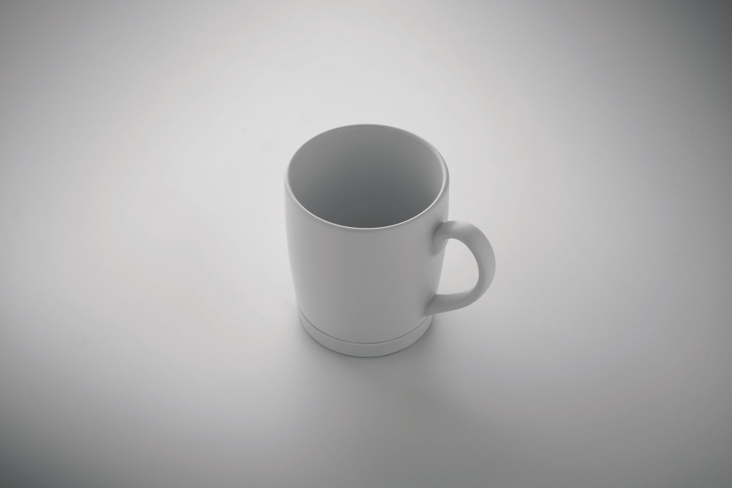 Kaffeebecher aus matter Keramik. Der Boden ist mit rutschhemmendem Silikon abgesetzt. Füllmenge: