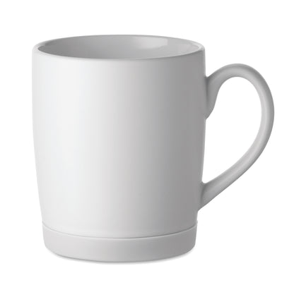 Kaffeebecher aus matter Keramik. Der Boden ist mit rutschhemmendem Silikon abgesetzt. Füllmenge: