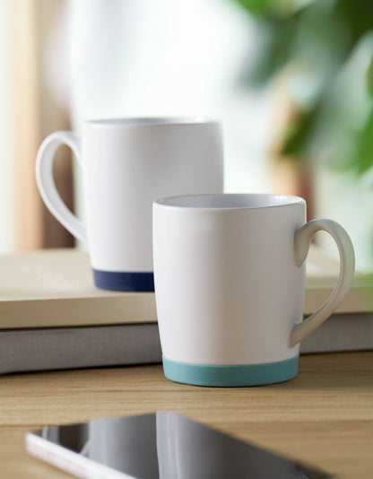 Kaffeebecher aus matter Keramik. Der Boden ist mit rutschhemmendem Silikon abgesetzt. Füllmenge: