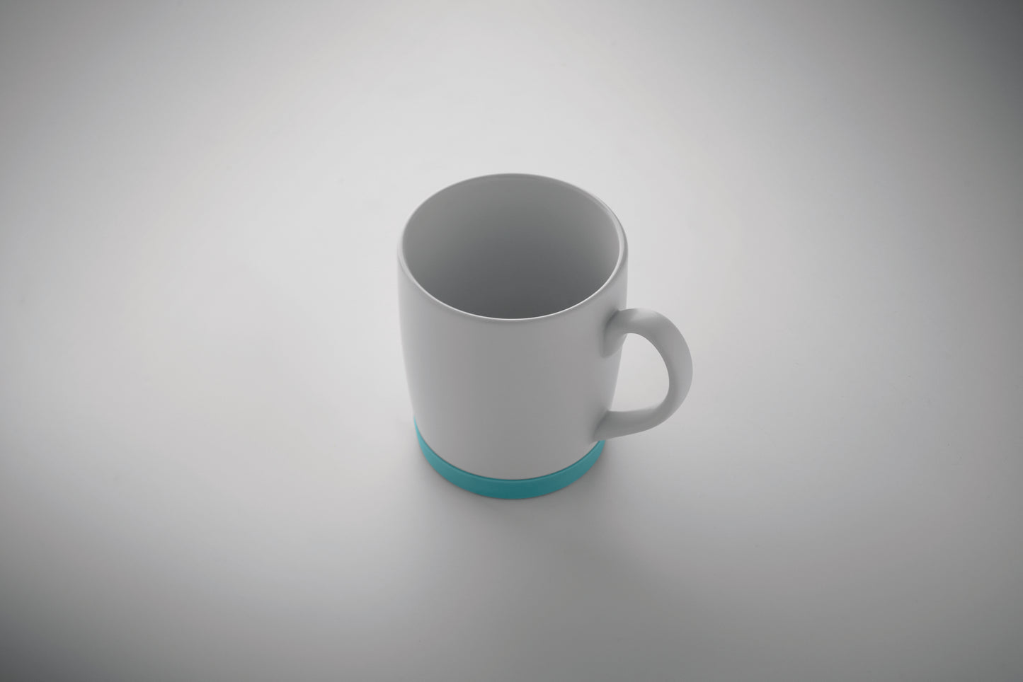 Kaffeebecher aus matter Keramik. Der Boden ist mit rutschhemmendem Silikon abgesetzt. Füllmenge: