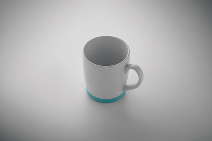 Kaffeebecher aus matter Keramik. Der Boden ist mit rutschhemmendem Silikon abgesetzt. Füllmenge: